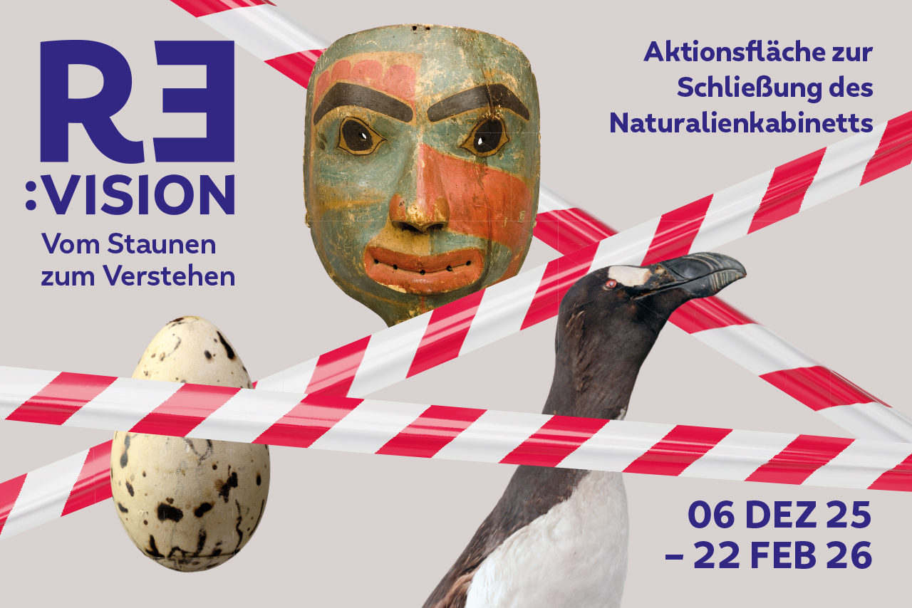 Grafik: Ausstellungsmotiv, zeigt Objekte wie eine Maske und Ein Riesenalkei, die zwischen rot-weißem Absperrband hervorgucken